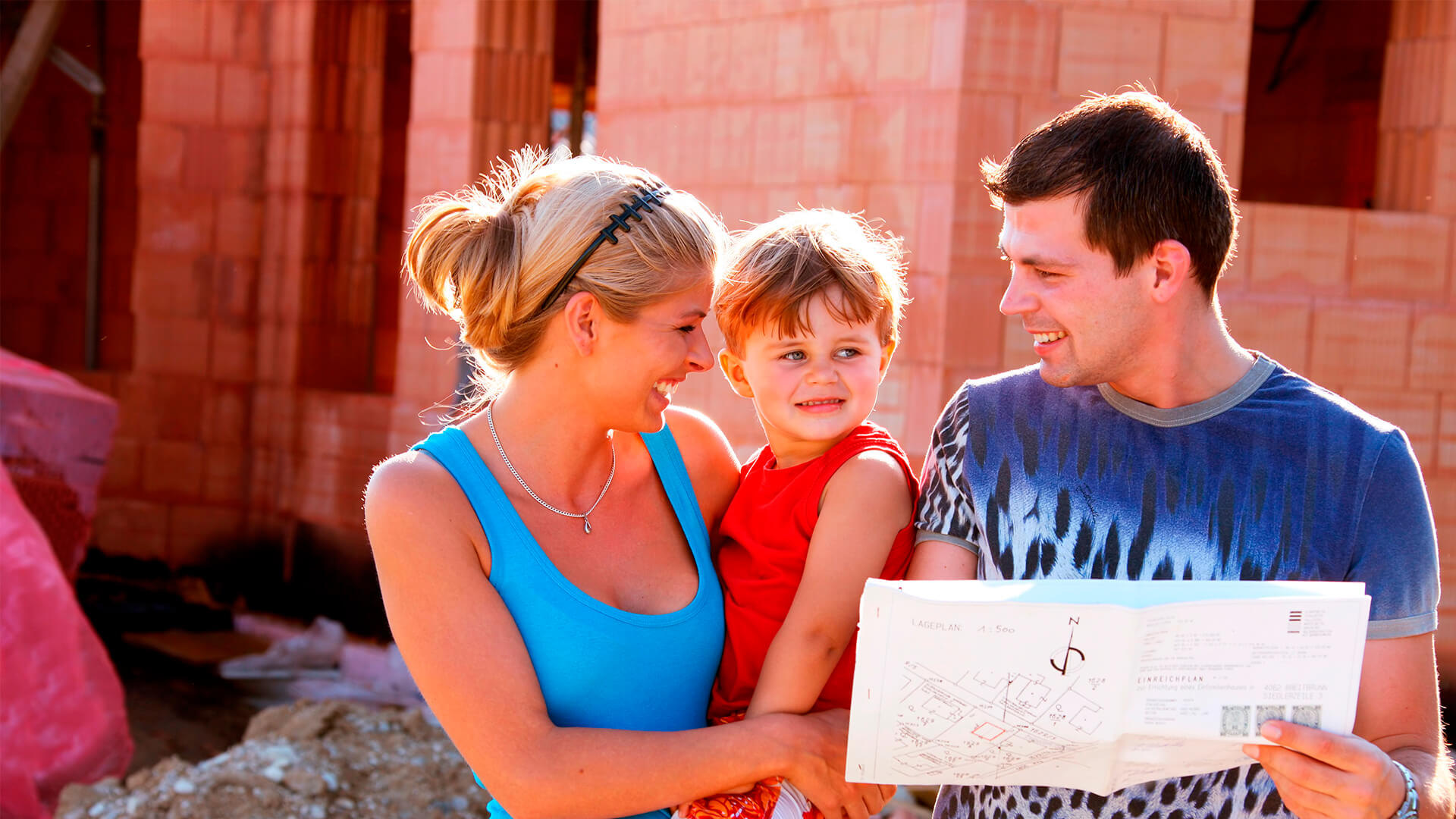 Beruhigt mit der Familie auf der Baustelle